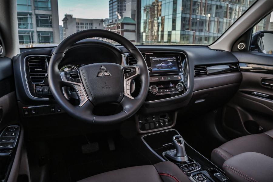 Торпедо Mitsubishi Outlander PHEV 2017 года  (NA) (фото 23 из 70)